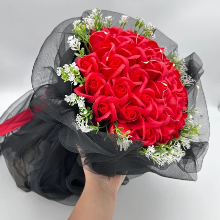 Bukiet roz czerwono czarny z tiulem Okazeo 5.jpeg