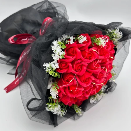 Bukiet roz czerwono czarny z tiulem Okazeo 6.jpeg
