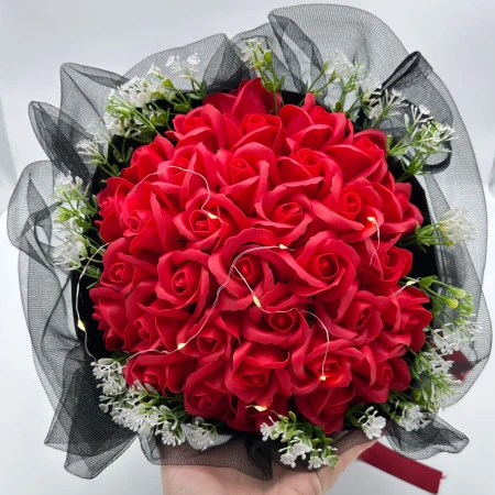 Bukiet roz czerwono czarny z tiulem Okazeo 1.jpeg