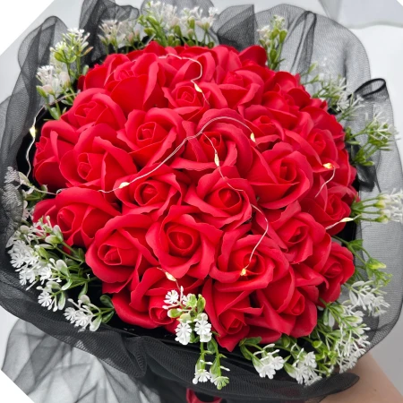 Bukiet roz czerwono czarny z tiulem Okazeo 8.jpeg