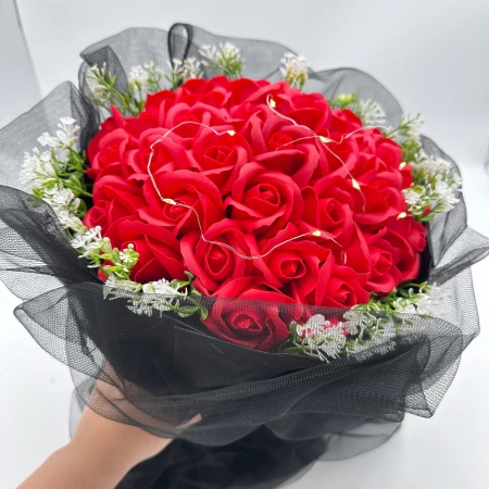 Bukiet roz czerwono czarny z tiulem Okazeo 10.jpeg