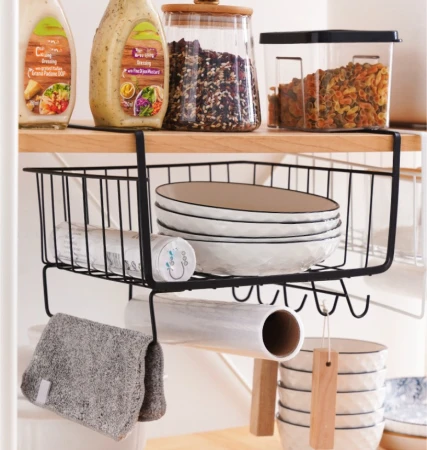 Kosz metalowy podblatowy z haczykami czarny11.jpeg